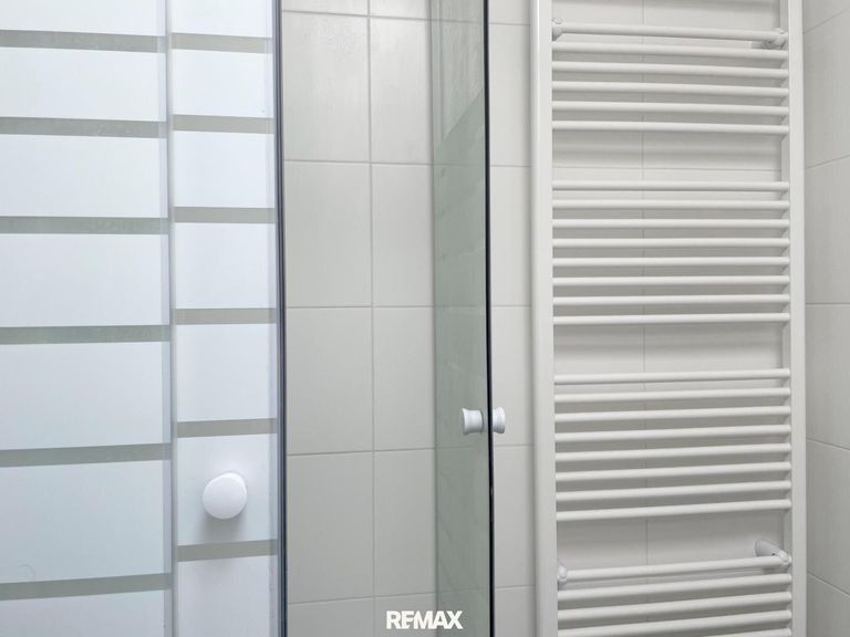 Dusche und Heizkörper