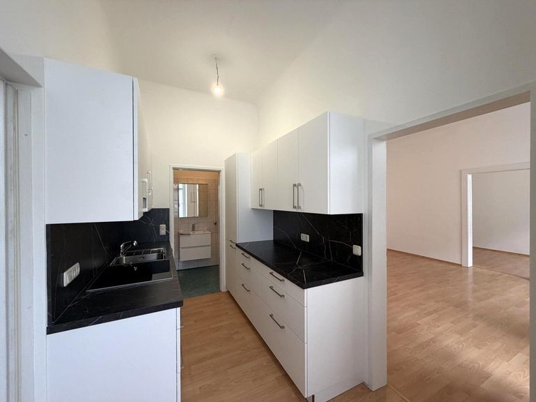 Küche / Blick ins Wohnzimmer