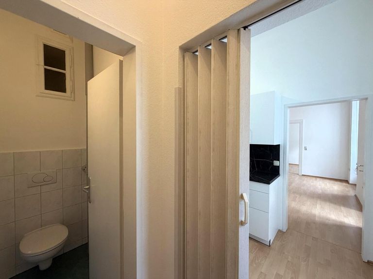 Wohnungseingang / Toilette / Küche