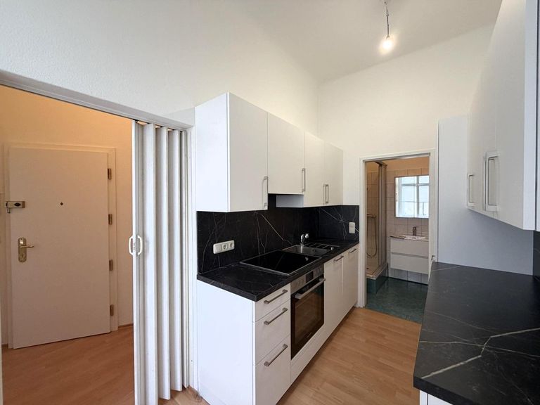 Küche / Blick ins Wohnungseingang