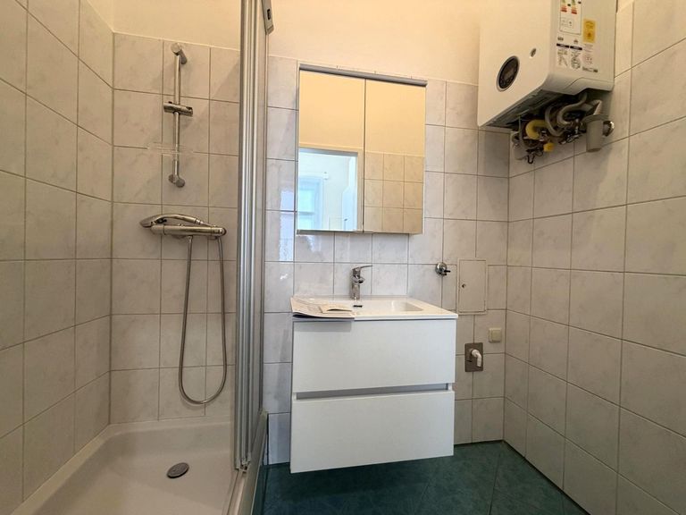 Bad mit Dusche, Waschbecken un WM-Anschluss