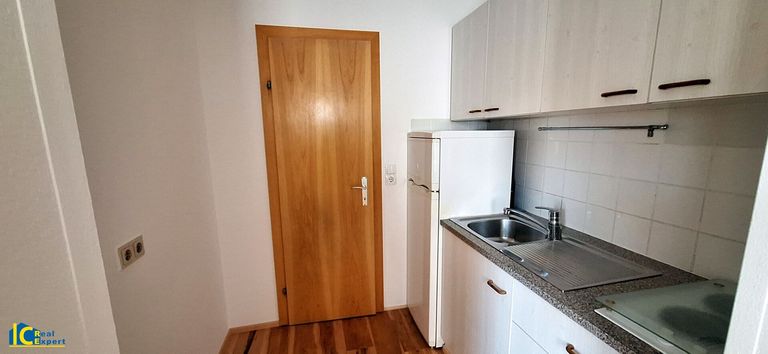 Küche mit Zugang zum Bad