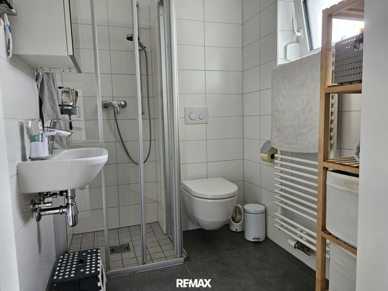 Bad mit Dusche im OG