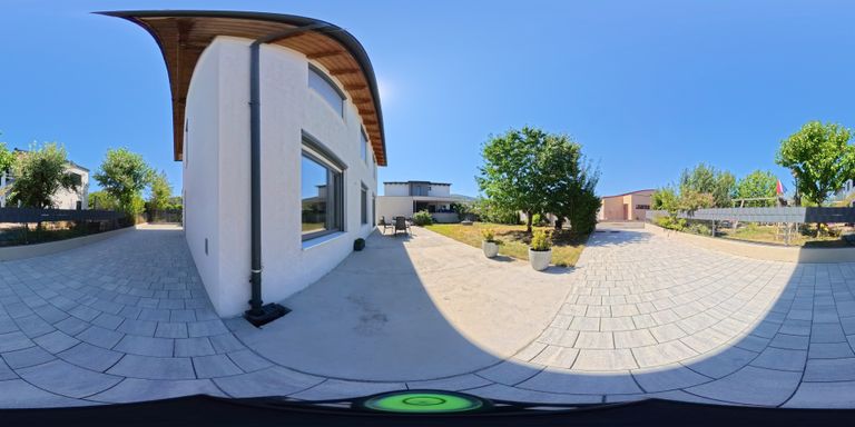 Einfahrt - Terrasse - Garten