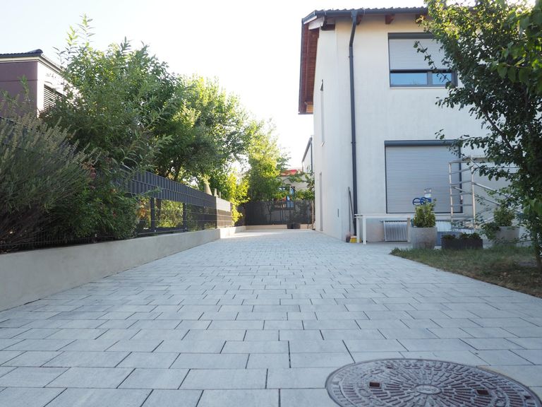 Einfahrt-Vorplatz