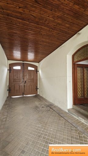 Blick zur straßenseitigen Einfahrt