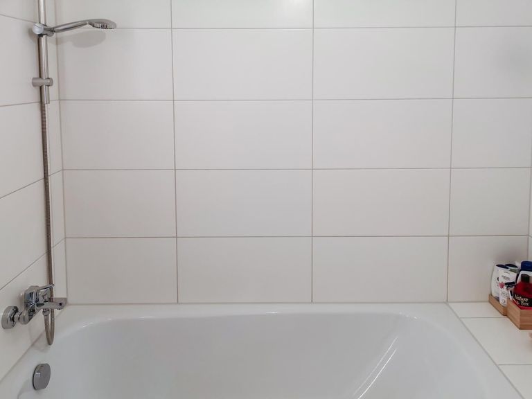 Badewanne mit Abstellmöglichkeiten