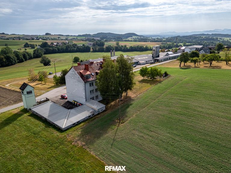 Zinshaus Hinteransicht mit Garagen