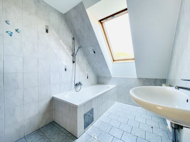 Bad mit Badewanne - OG