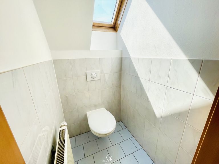 Separates WC mit Fenster - OG