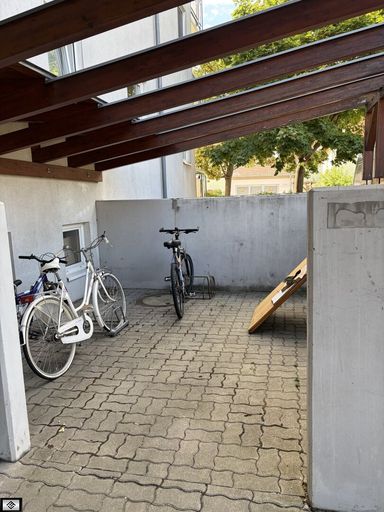 Fahrradabstellplatz rechts neben Stiegenhauseingang