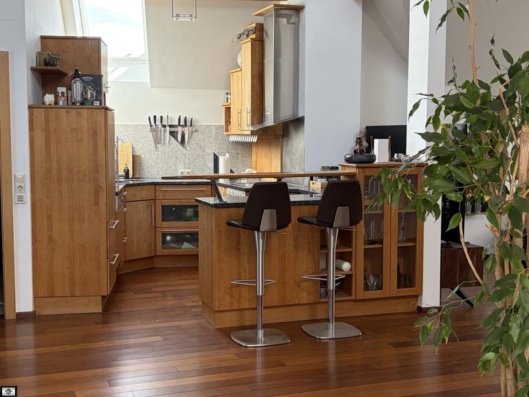 2. Etage - Einbauküche mit Bar