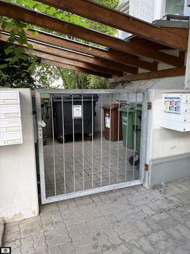 Müllplatz links neben Stiegenhauseingang
