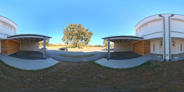 Carport und Eingang