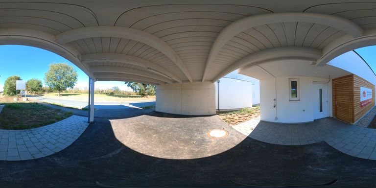 Carport und Eingang