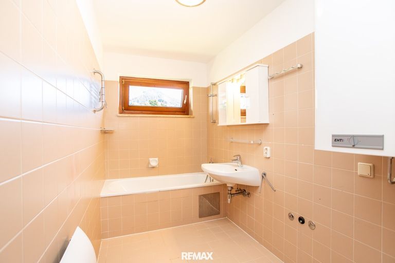 Badezimmer mit kl. Fenster
