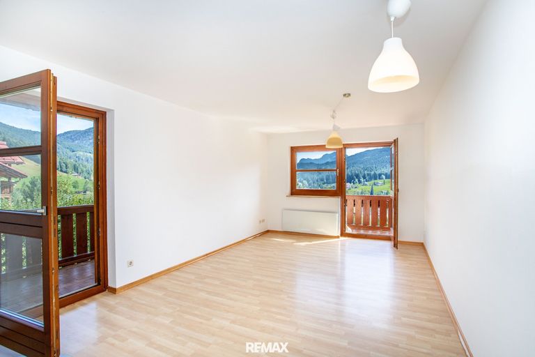 Wohnzimmer mit 2 Balkonen