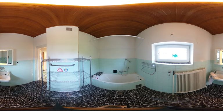 Badezimmer mit Badewanne