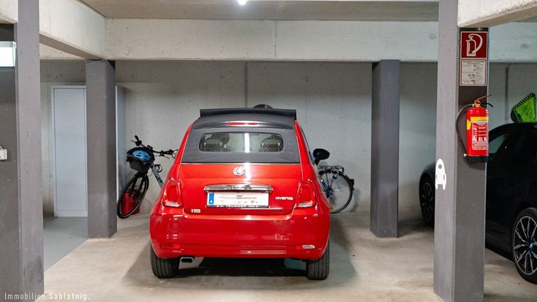 EXTRA GROSSER PARKPLATZ