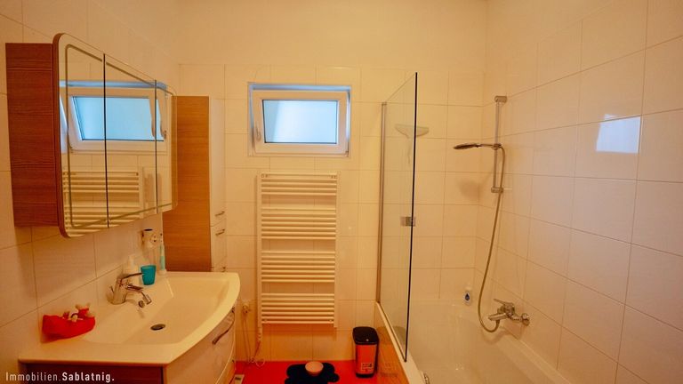 GERÄUMIGES BAD MIT BADEWANNE