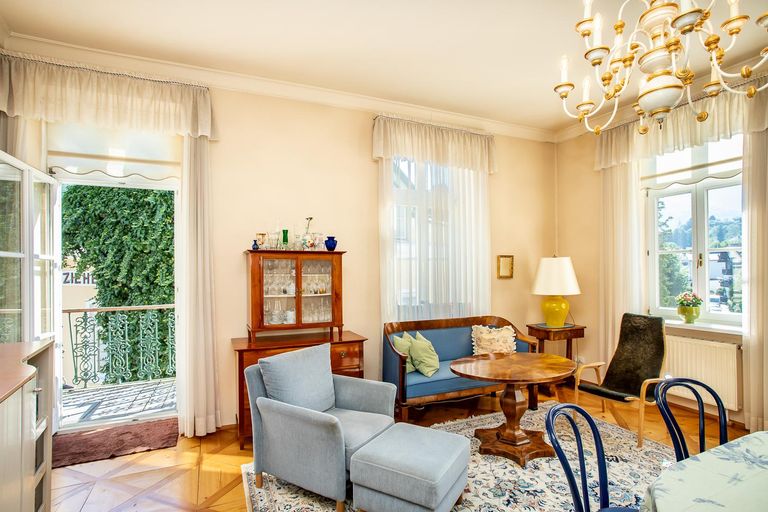 Wohnzimmer mit Balkonzugang