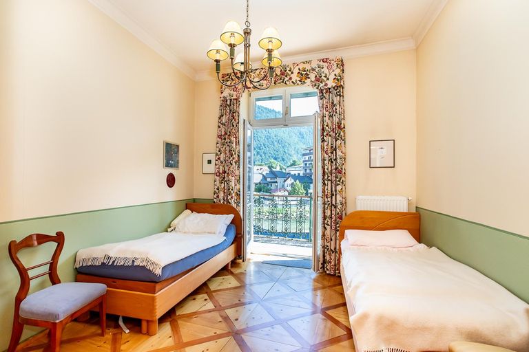 Schlafzimmer mit Balkonzugang