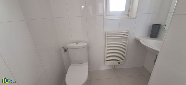 Getrenntes WC mit Handwaschbecken