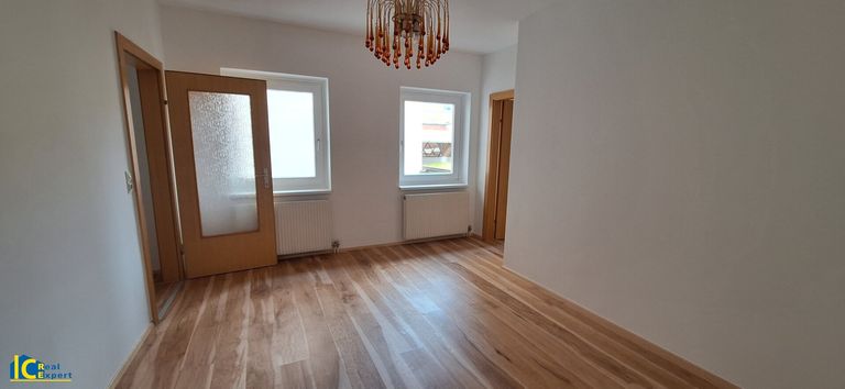 Wohn-Essbereich mit Zugang zum Schlafzimmer