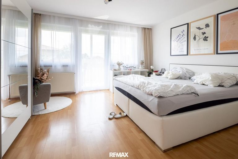 Schlafzimmer mit Balkonzugang