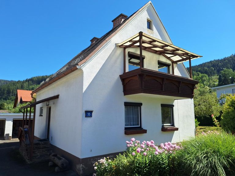 Westansicht mit Einfahrt