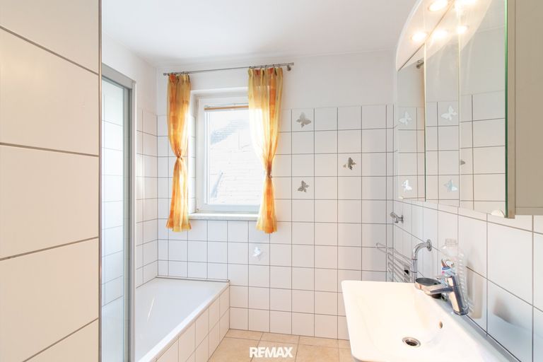 praktisches Badezimmer mit Badewanne