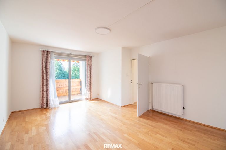 Schlafzimmer mit viel Tageslicht