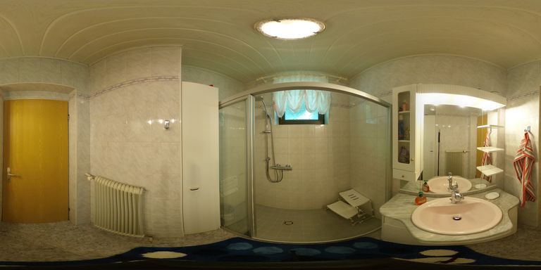 Badezimmer mit Dusche