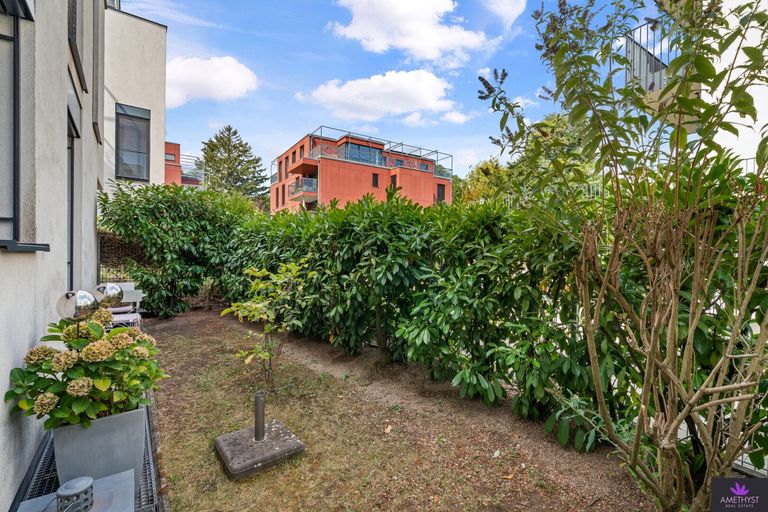 Ruhiger hinterer Garten mit angenehmem Nachmittagsschatten