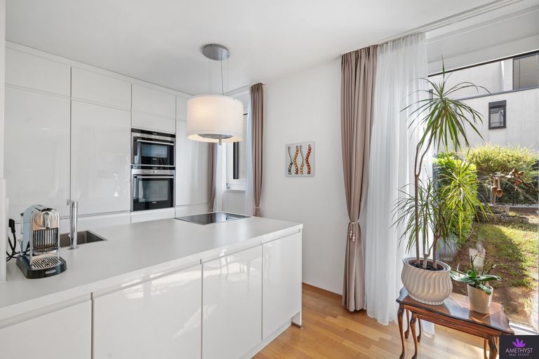 Design-Kücheninsel als stilvolle Trennung zum Wohnbereich
