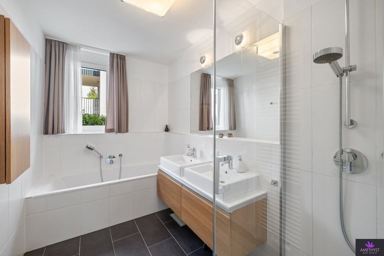 Badezimmer mit Badewanne, Dusche, Doppelwaschbecken & natürlichem Licht