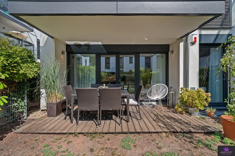 Terrasse mit direktem Übergang in den Hauptgarten