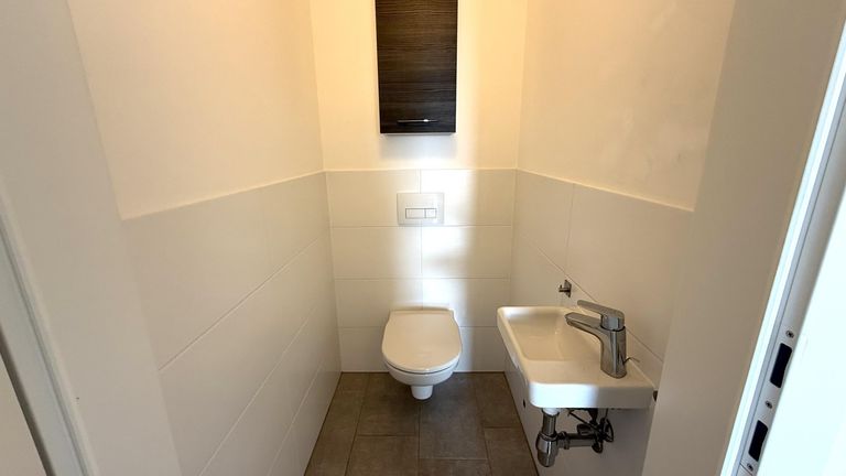 WC mit Waschbecken