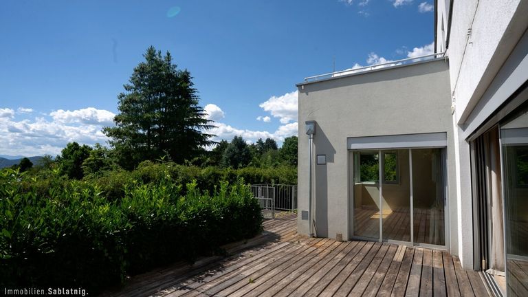 GROSSZÜGIGE TERRASSE