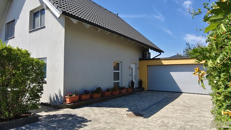 Einfahrt & Doppelgarage