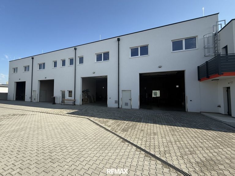 Ansicht Werkstatt mit Hebebühne