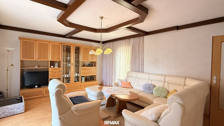 Wohnzimmer mit Balkon und Terrasse