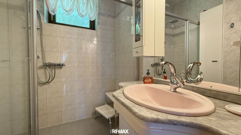 Badezimmer mit Dusche