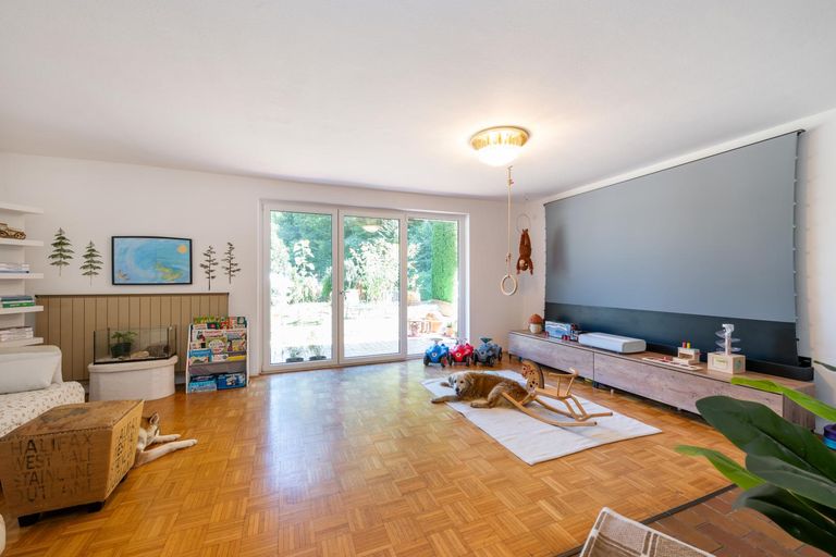 Wohnzimmer mit Ausgang auf die Terrasse
