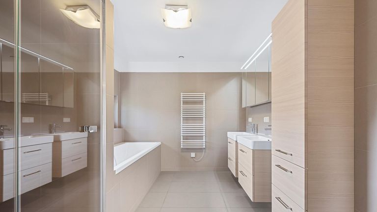 Badezimmer en suite Hauptschlafzimmer