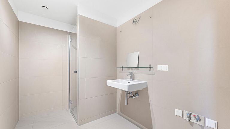 2 Badezimmer mit Dusche
