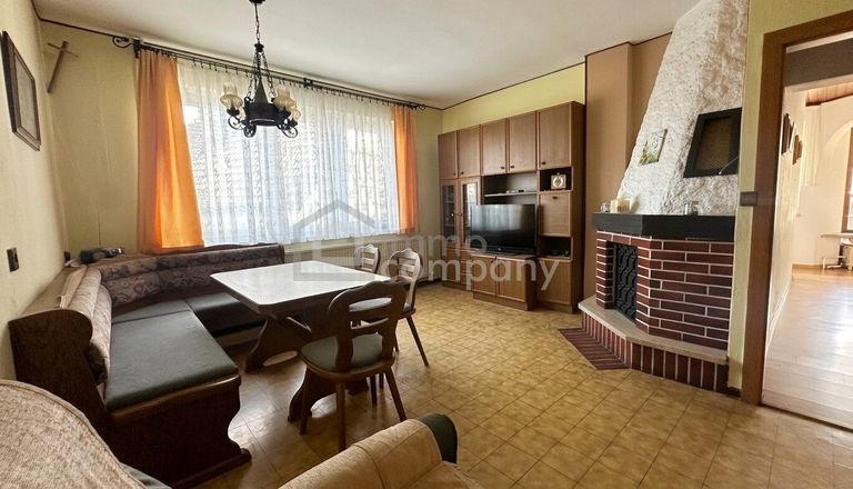 Unrenoviertes Wohn-/Esszimmer (Blick aus der Küche) EG