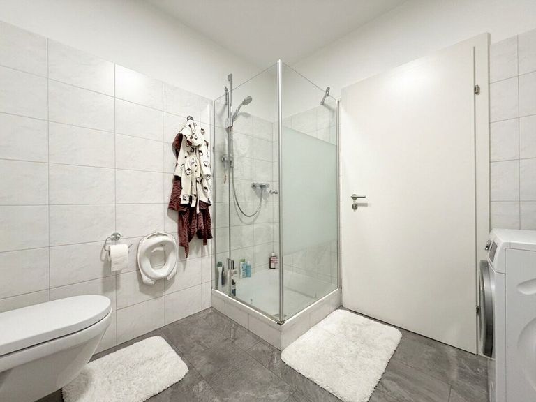 Bad mit Dusche + WC