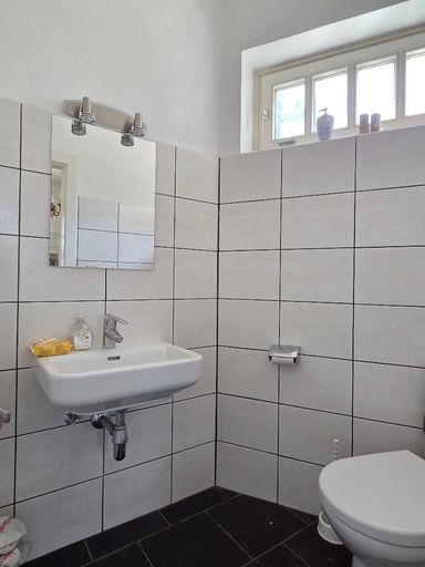WC mit Handwaschbecken, EG