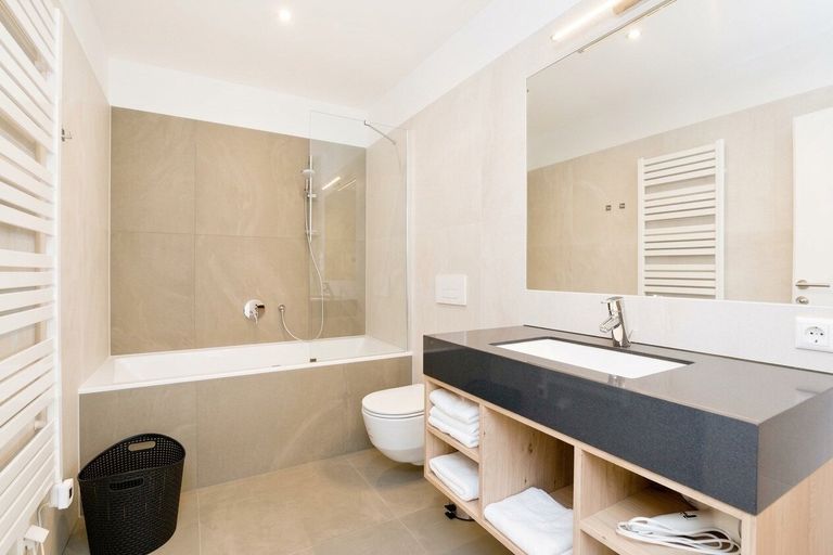 Badezimmer mit extra WC